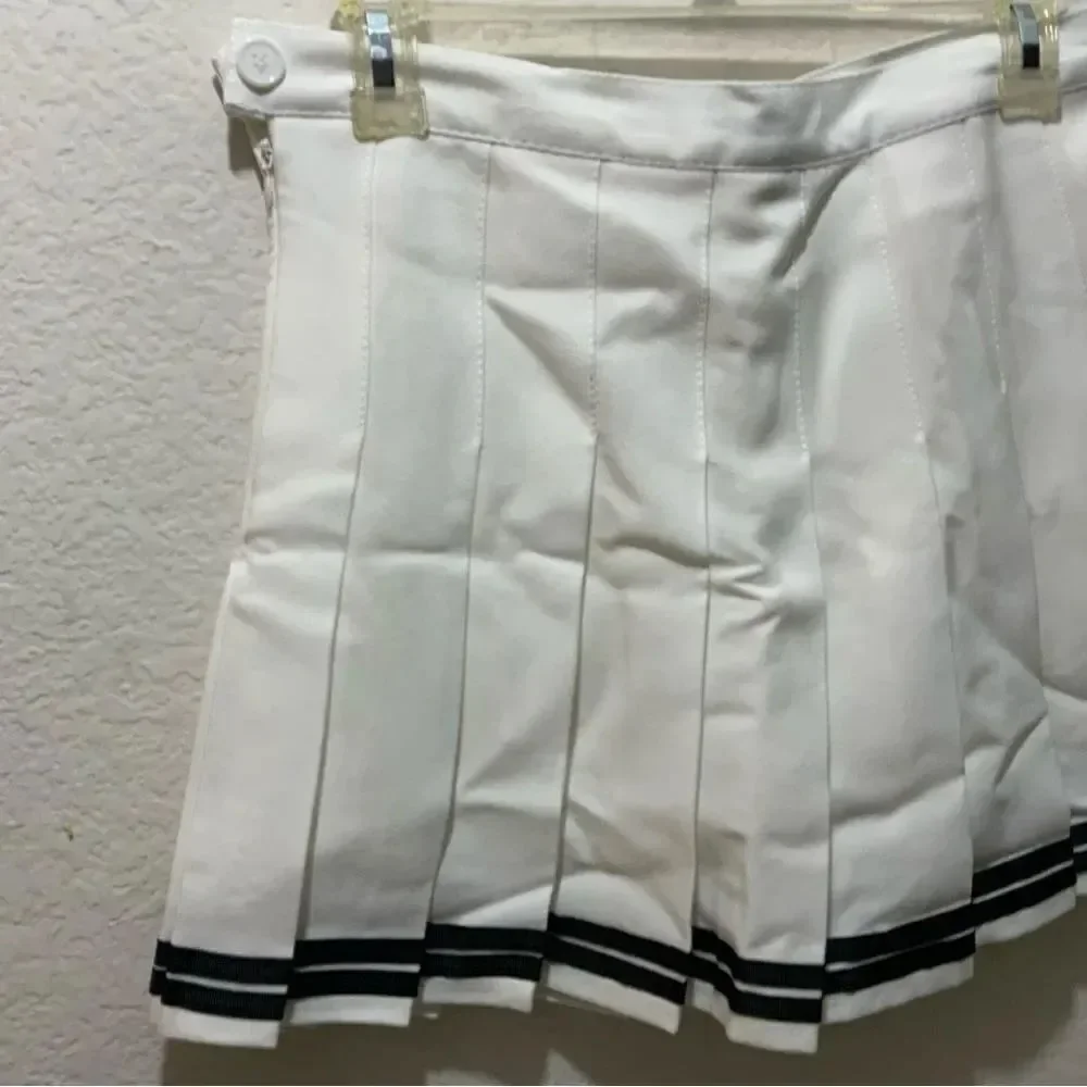 Xin yi zu wears Girls White Pleated A-Line Skirt Size L